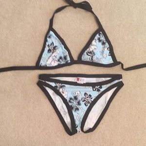 Cute gently worn med bottom coco reef bikini.